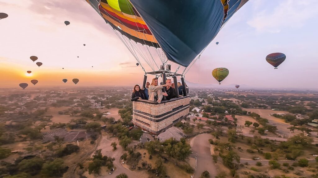 How much does a balloon ride in Teotihuacan cost?