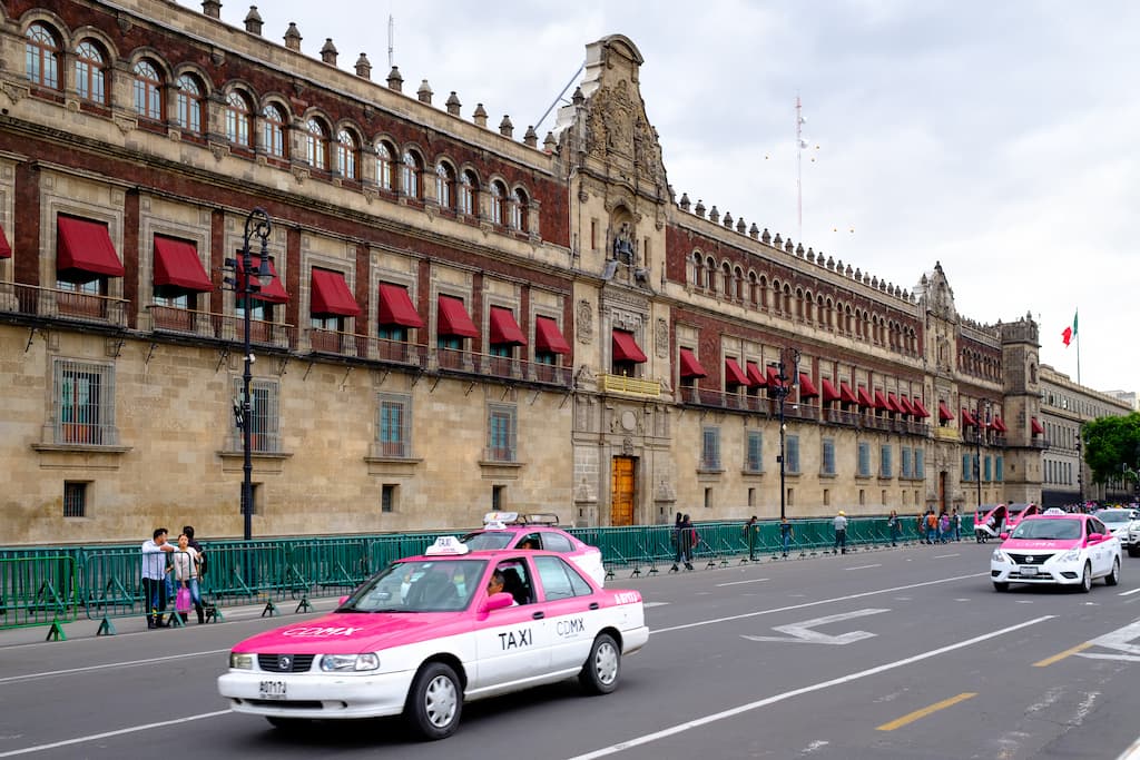 Are taxis safe in Mexico City?