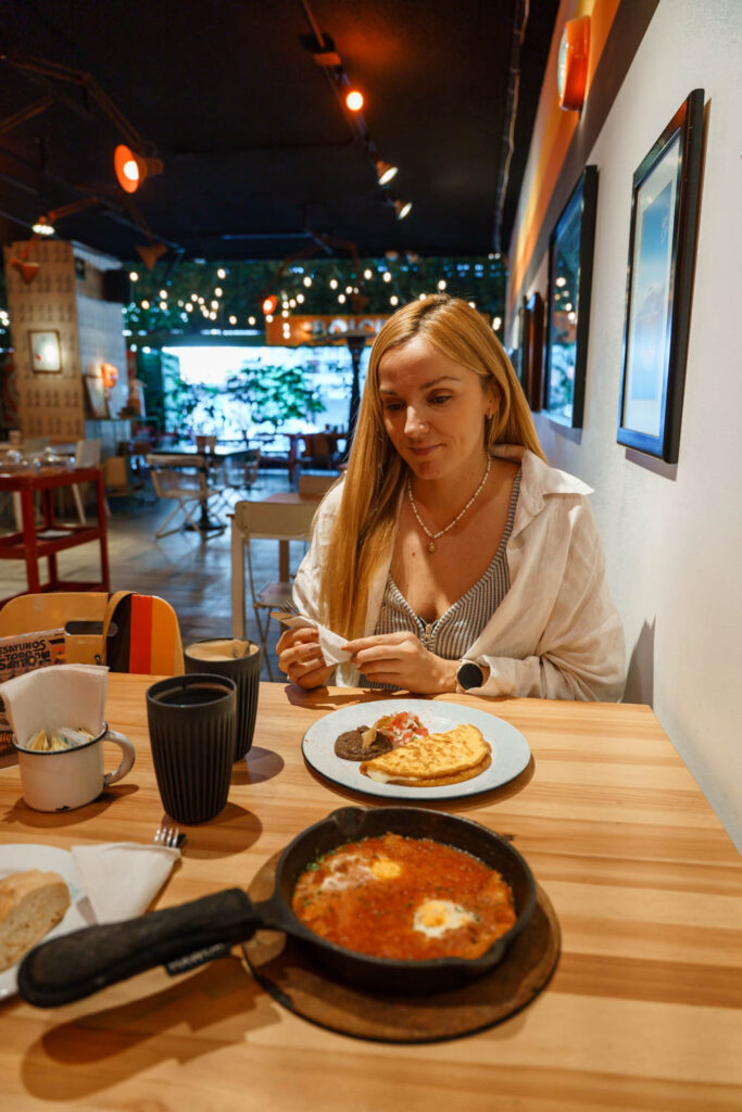 Blogger Mal eating an omelette at Boicot Cafe, La Condesa.
