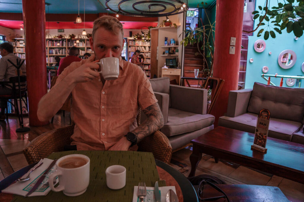 Blogger Robin drinking coffee at El Pendulo, La Condesa.